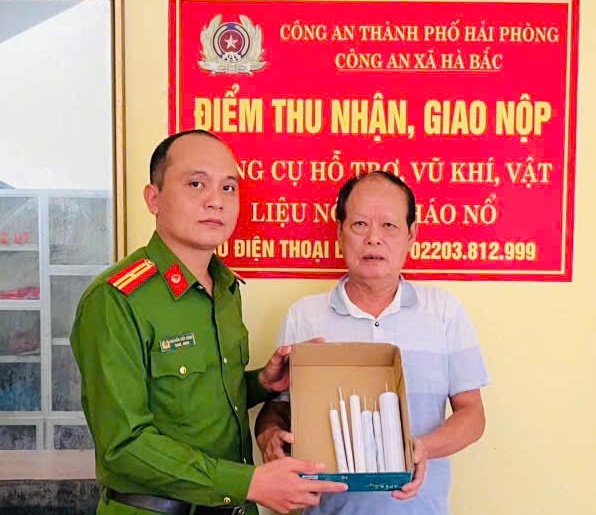 Công an xã Hà Bắc, TP Hải Phòng: Vận động nhân dân giao nộp 1 súng tự chế, 2 kiếm và 0,45kg pháo nổ.